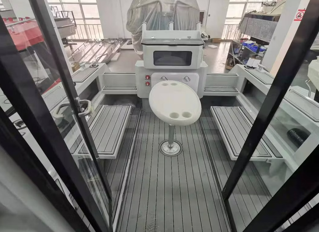 Calypso Stealth 750 family boat